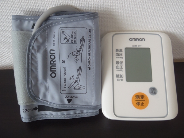 オムロンの血圧計　HEM-7111を正面からみたところ